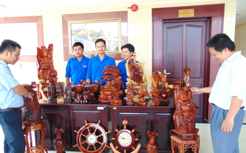 Sản phẩm của Chi hội thanh niên làng nghề thủ công Long Điền A, Chợ Mới trưng bày tại Hội thảo